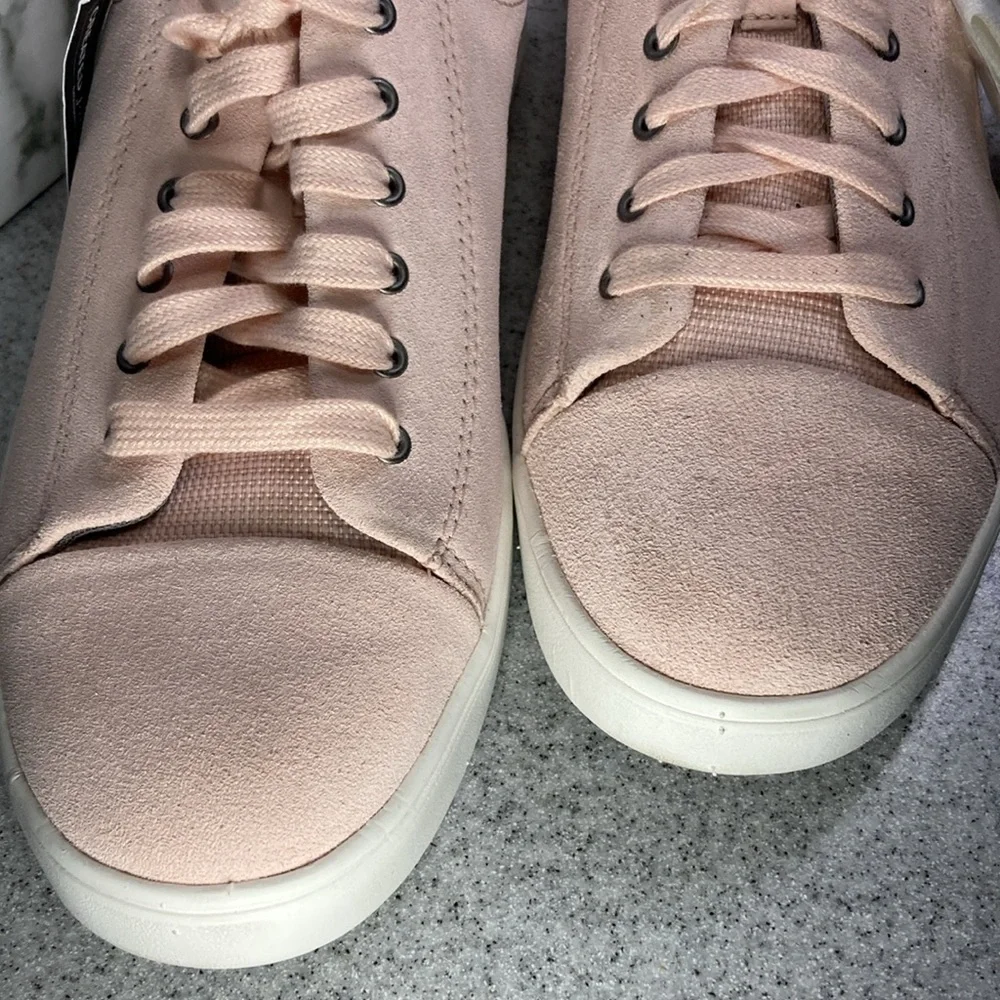 Unisex pink suede tennis shoes NWT. Size men’s 9 or women’s 10.5-11 box 9‎